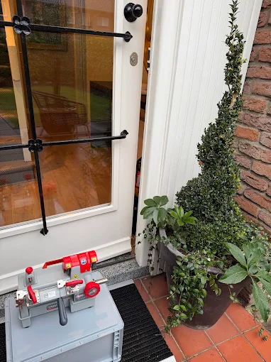Slotenmaker BOTA aan het werk